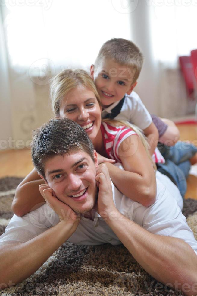 família em casa foto