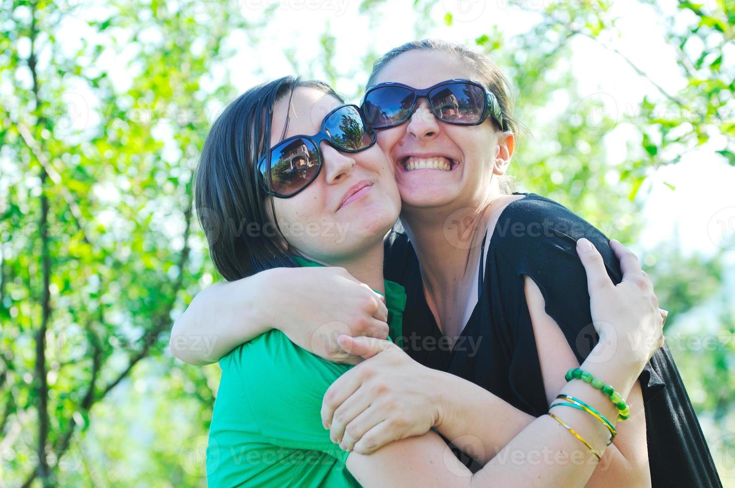 mulher grávida ao ar livre com amigo foto