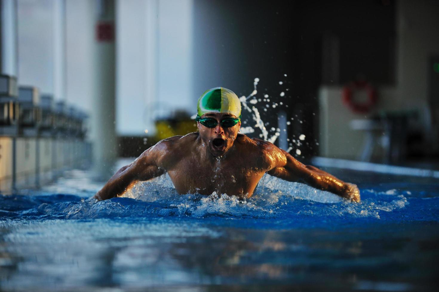 nadador na piscina foto