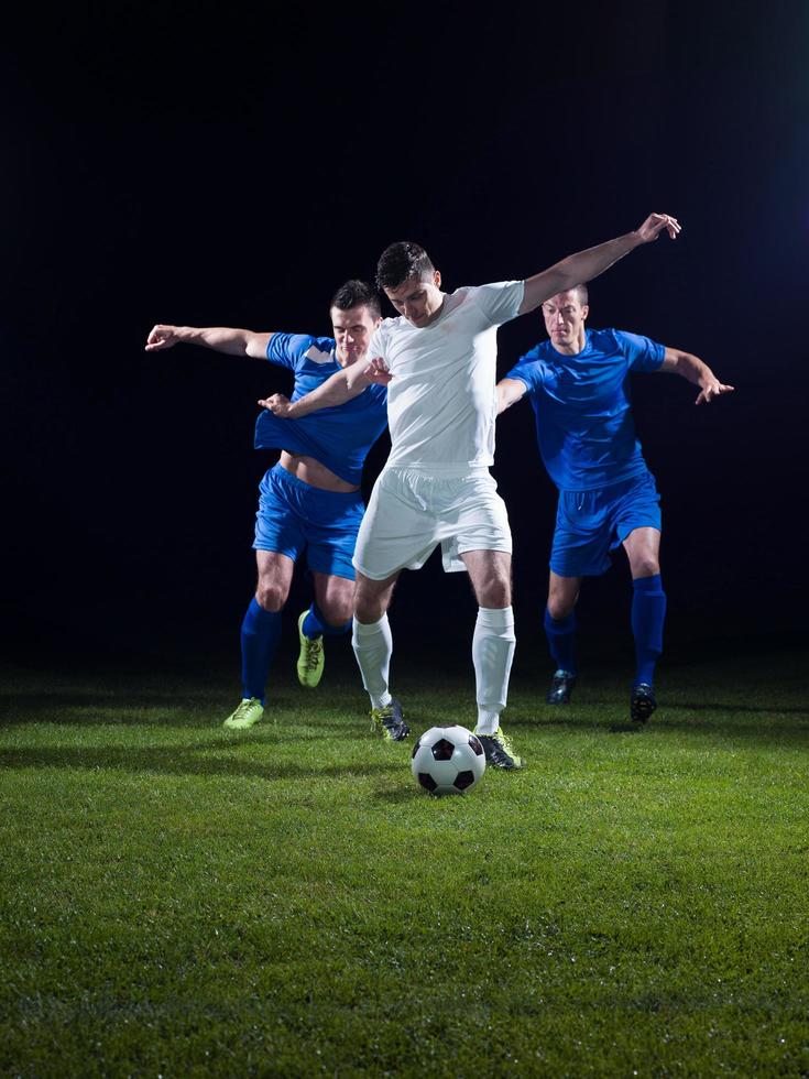 duelo de jogadores de futebol foto