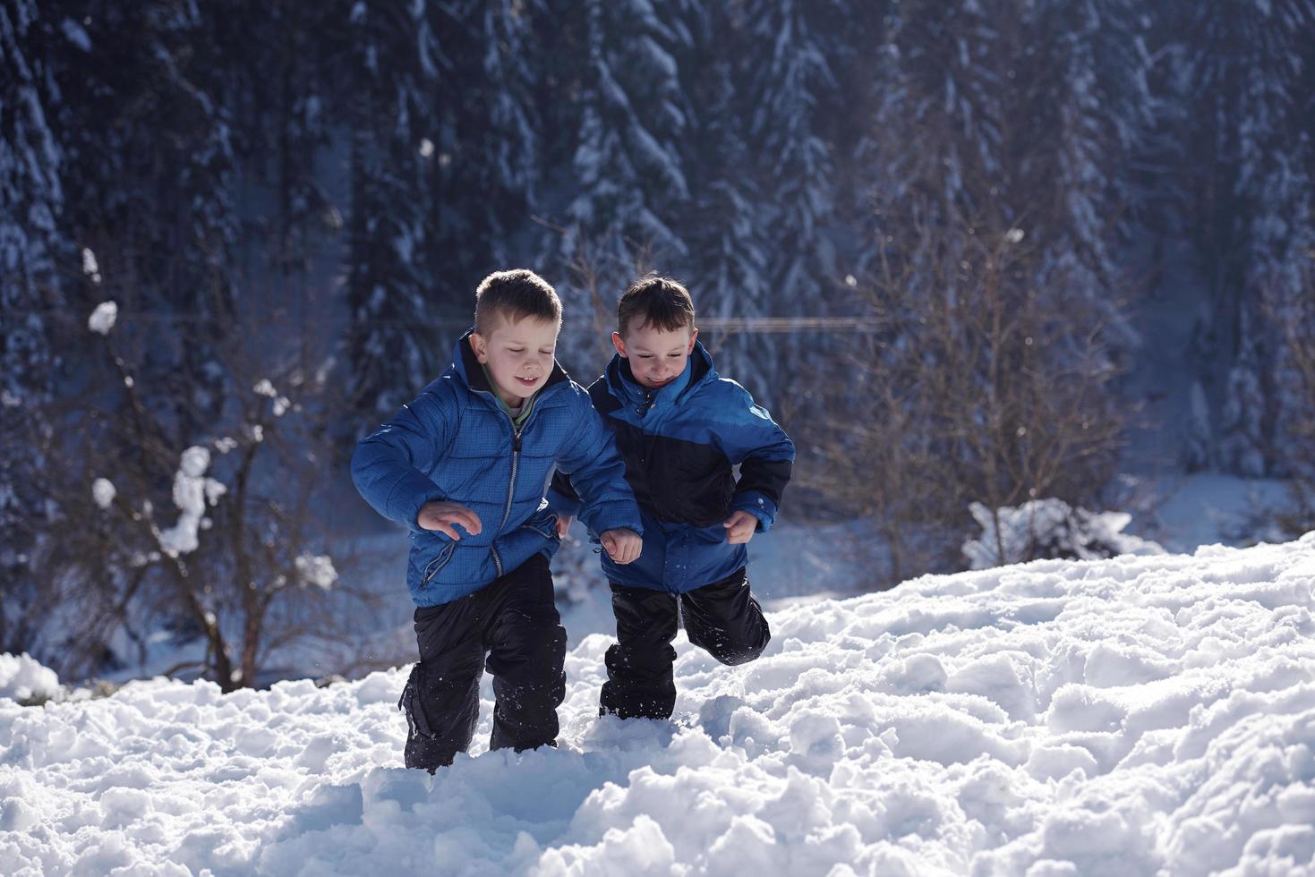 crianças brincando com neve fresca foto