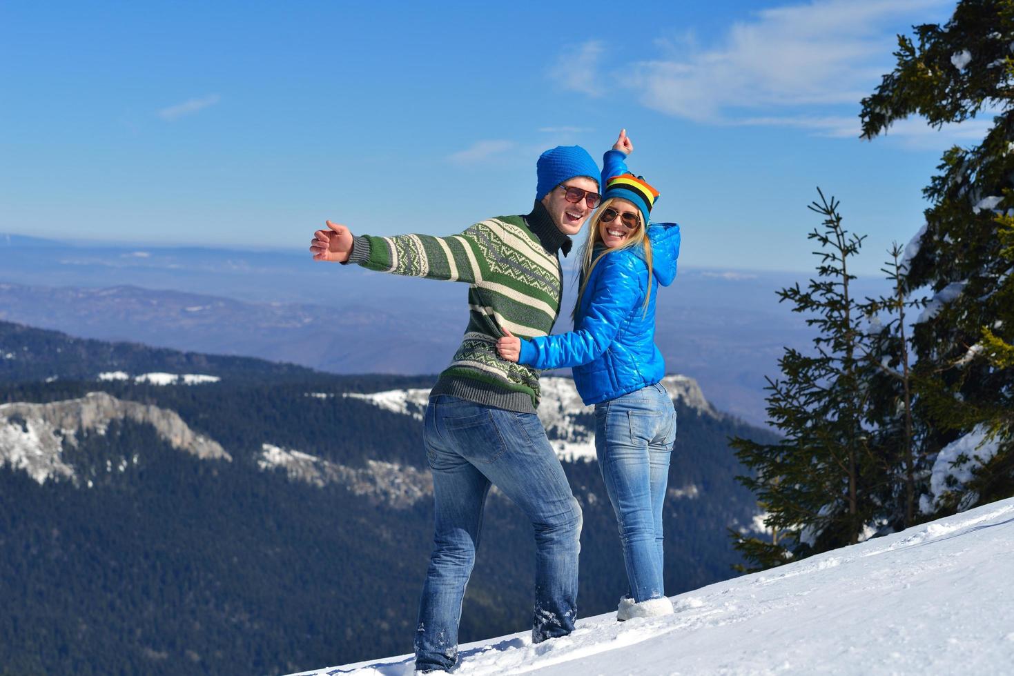 jovem casal de férias de inverno foto