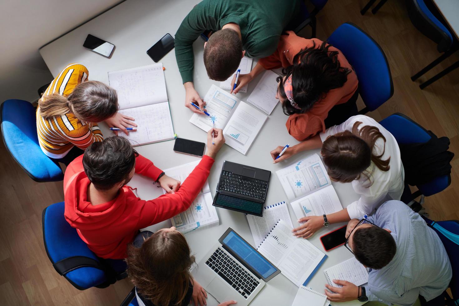 alunos usam tecnologia moderna para um projeto escolar foto