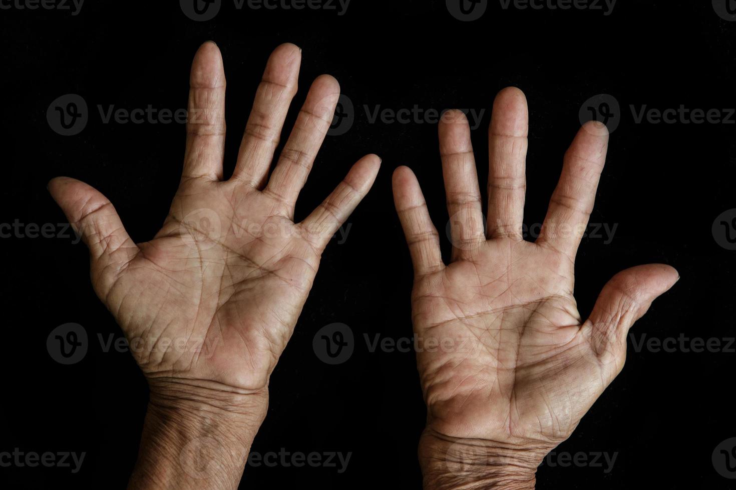 as mãos da velha em fundo preto foto