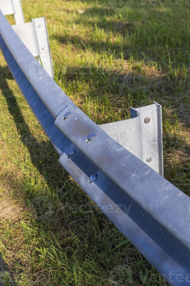 cerca de metal na estrada para segurança foto