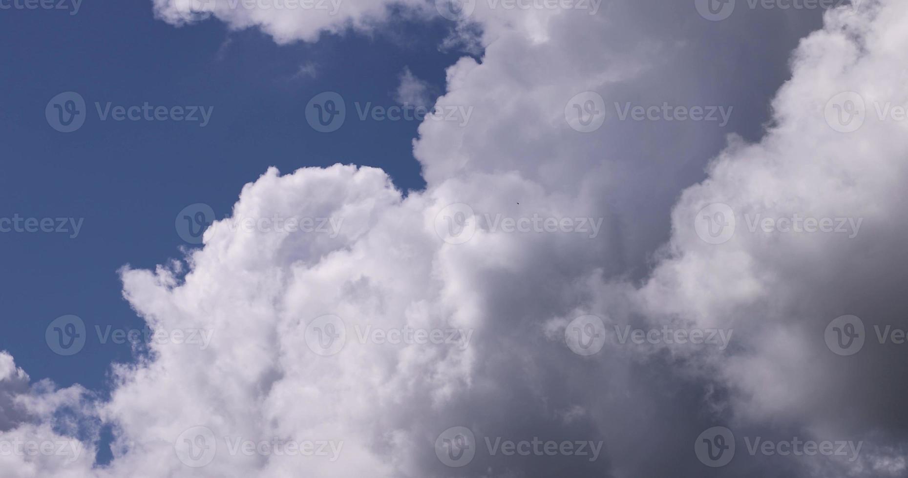 nuvens flutuando no céu durante o dia foto
