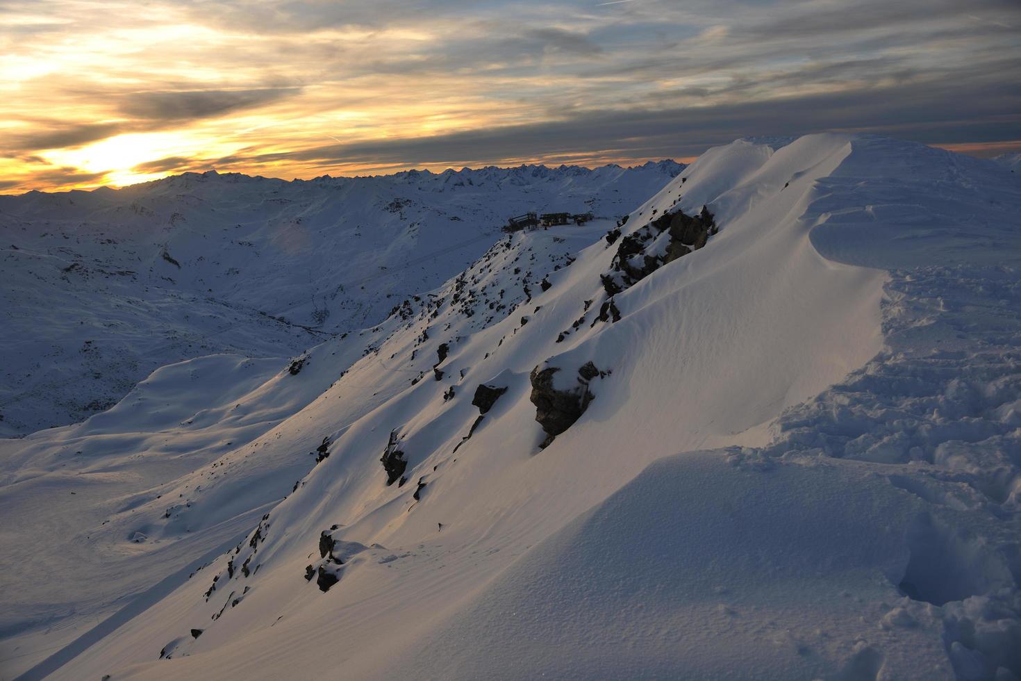 montanha neve pôr do sol foto