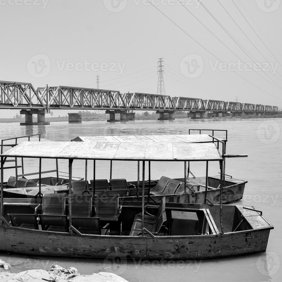 ganga como visto em garh mukteshwar, uttar pradesh, índia, acredita-se que ganga seja o rio mais sagrado para os hindus, vista de garh ganga brij ghat, que é famoso lugar religioso para hindu - preto e branco foto