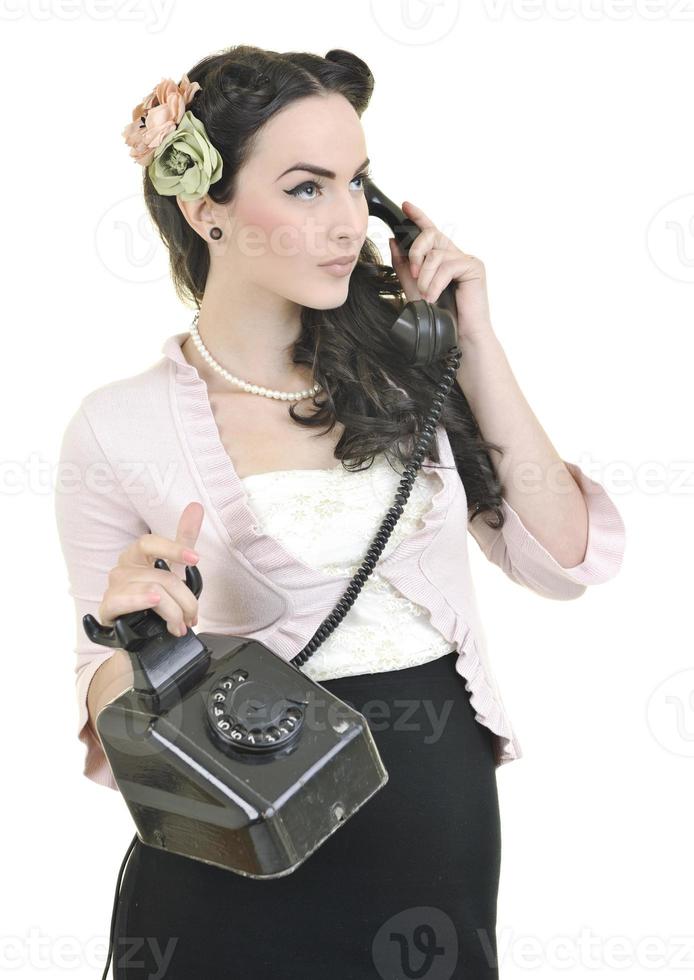 menina bonita falando no telefone antigo foto