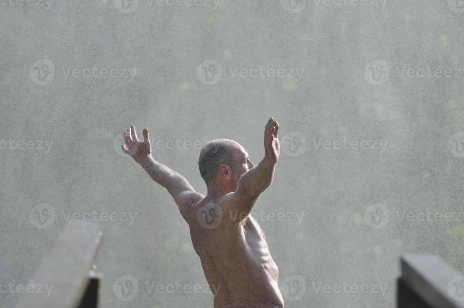 homem na cachoeira foto