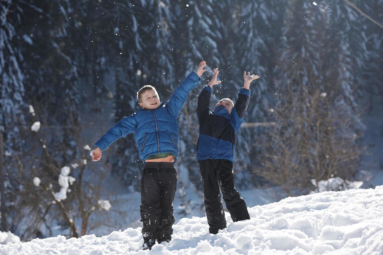 crianças brincando com neve fresca foto