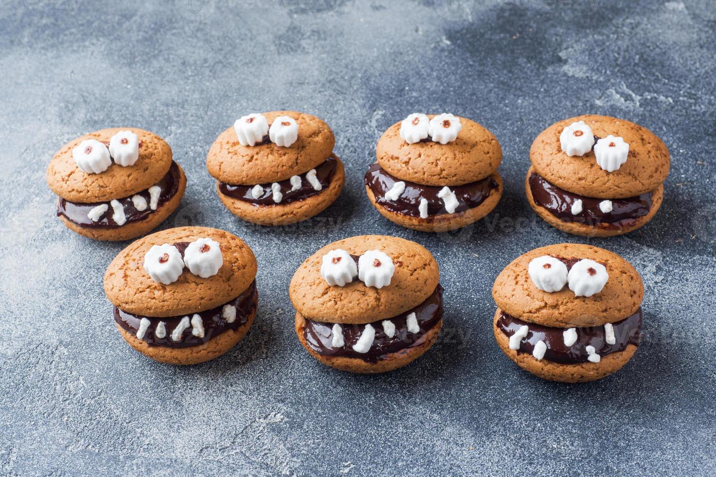 biscoitos com pasta de chocolate em forma de monstros para o halloween foto