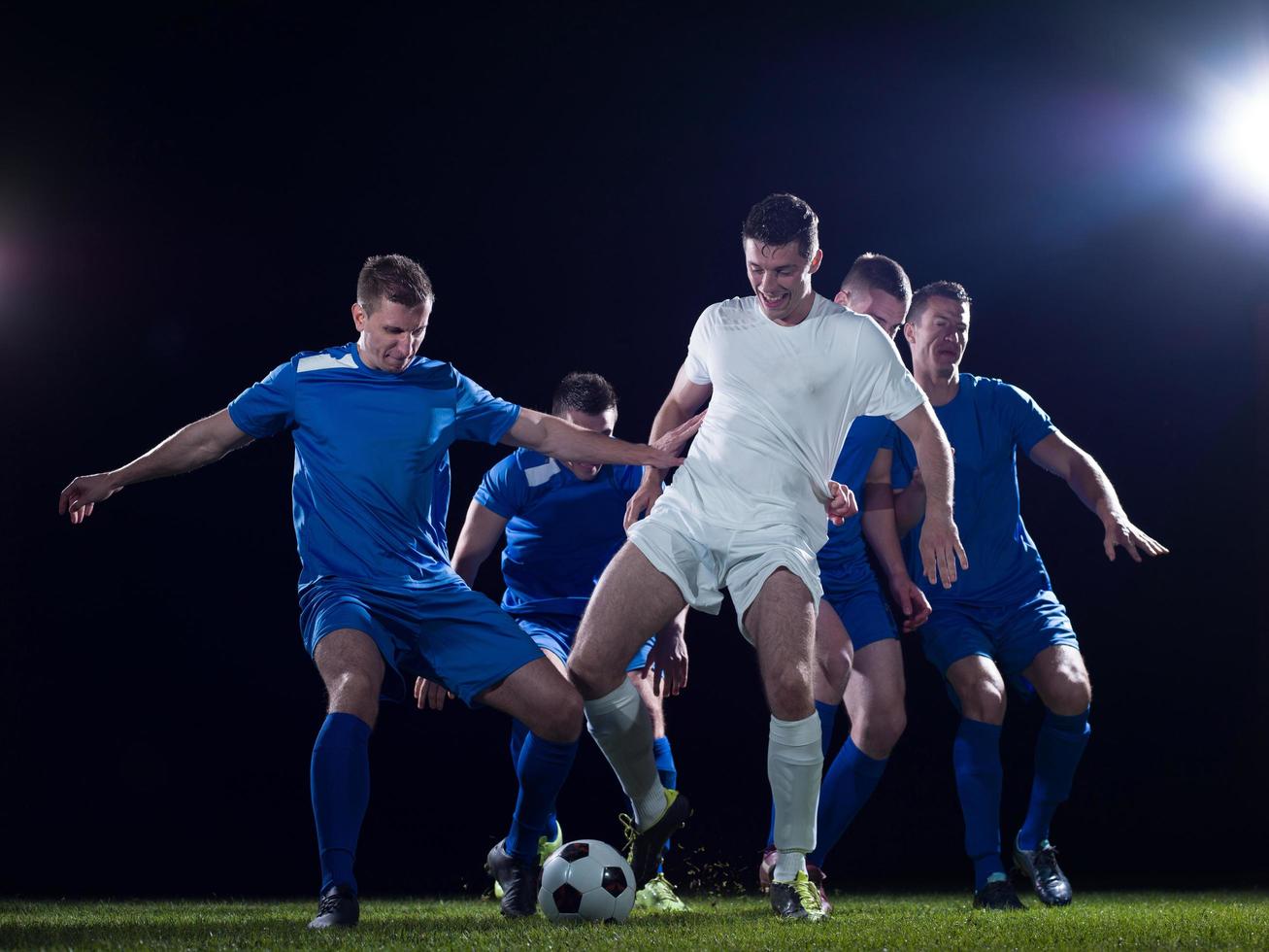 duelo de jogadores de futebol foto