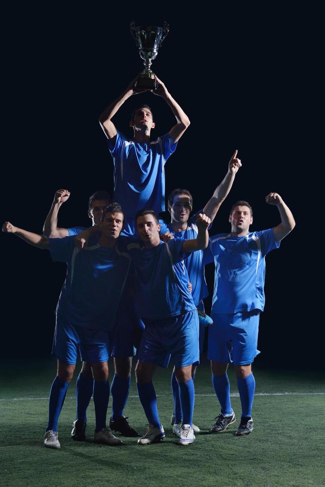 jogadores de futebol comemorando a vitória foto