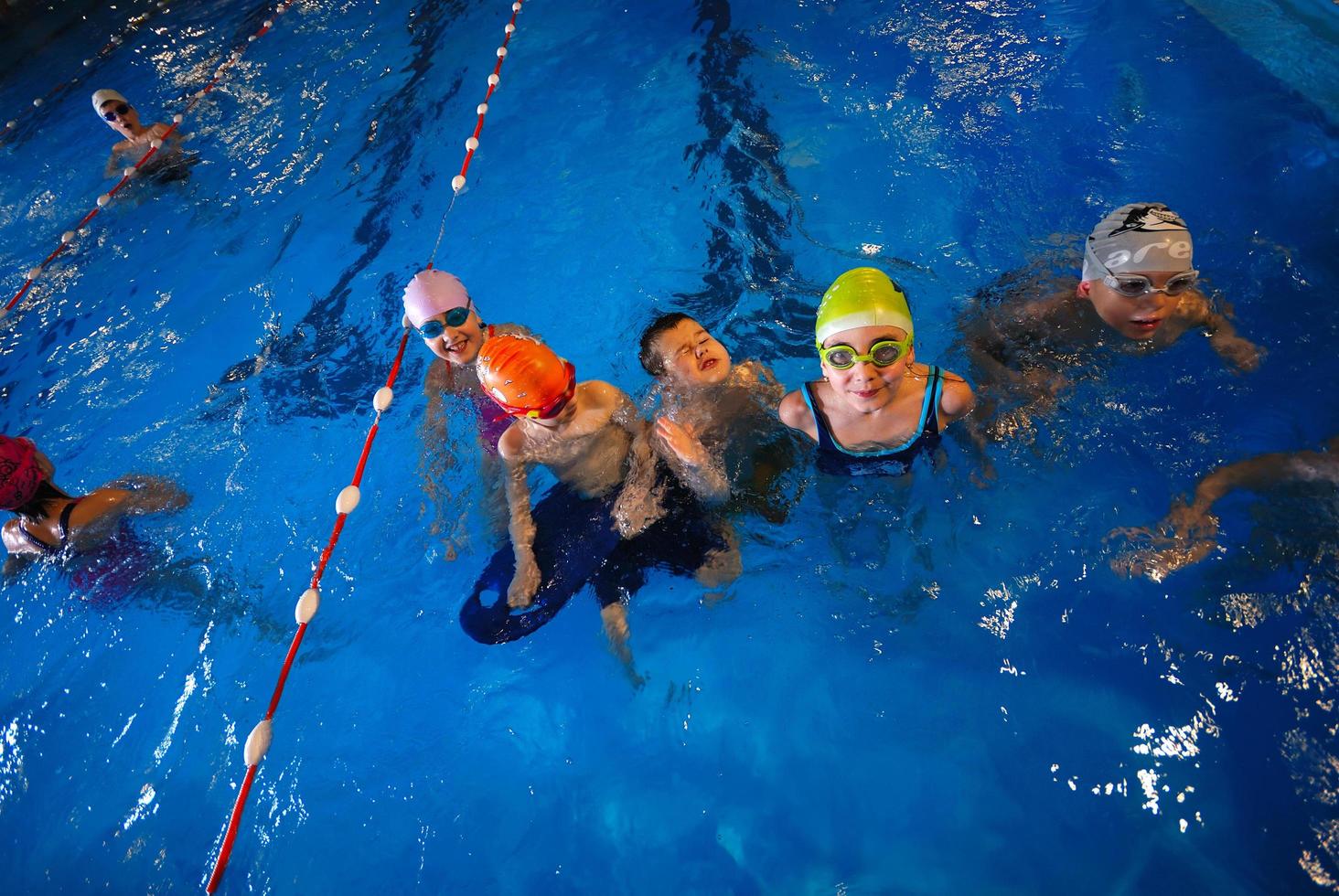 nadando na piscina coberta foto