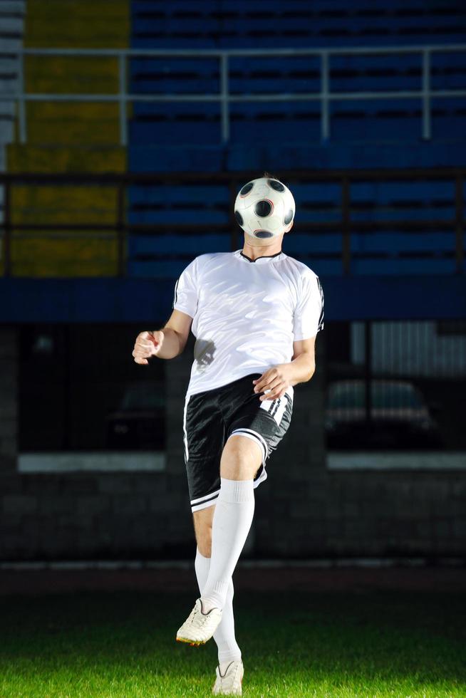 jogador de futebol em ação foto