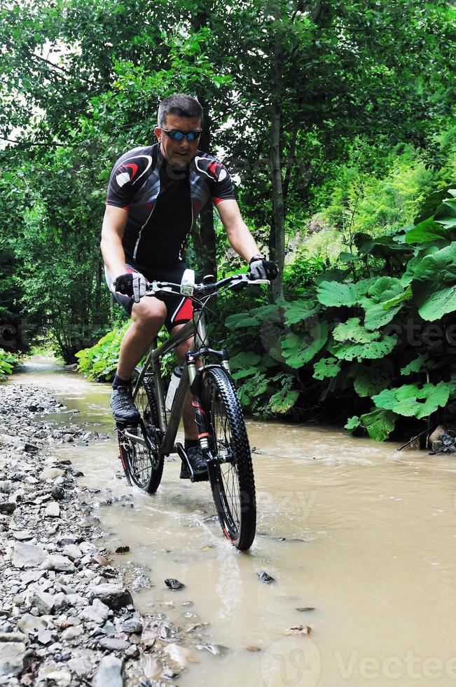 homem de bicicleta foto