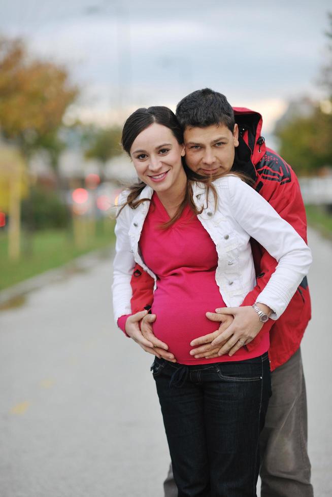 casal feliz ao ar livre foto