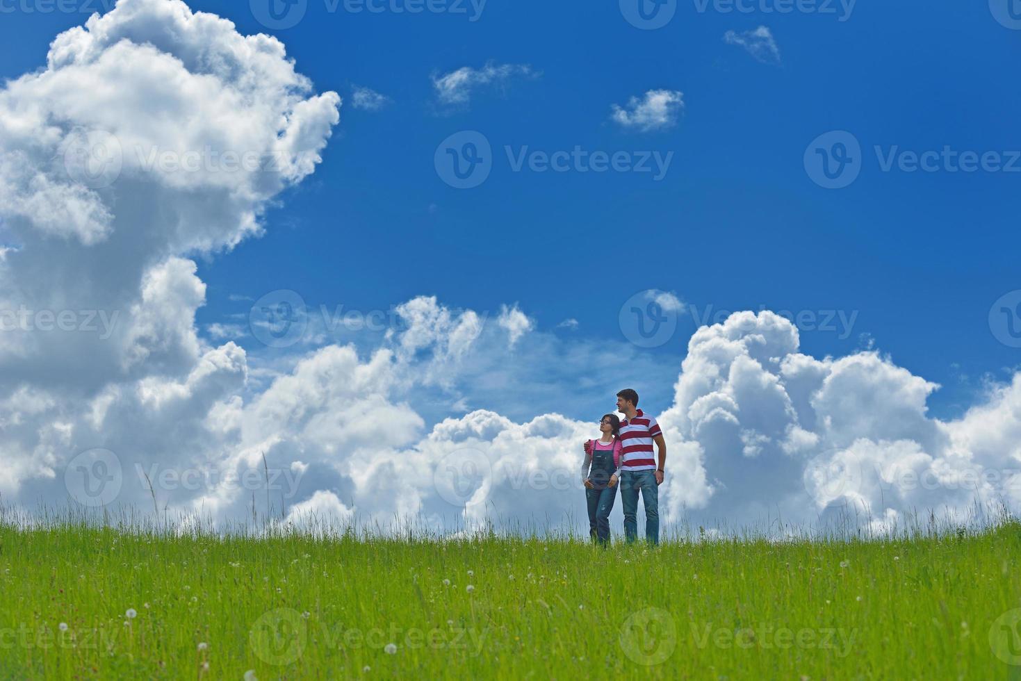 casal jovem romântico apaixonado juntos ao ar livre foto