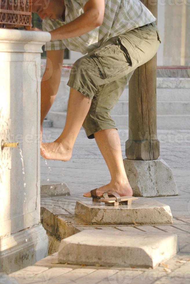 homem lavando os pés foto