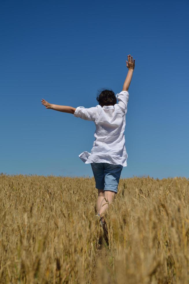 jovem no campo de trigo no verão foto