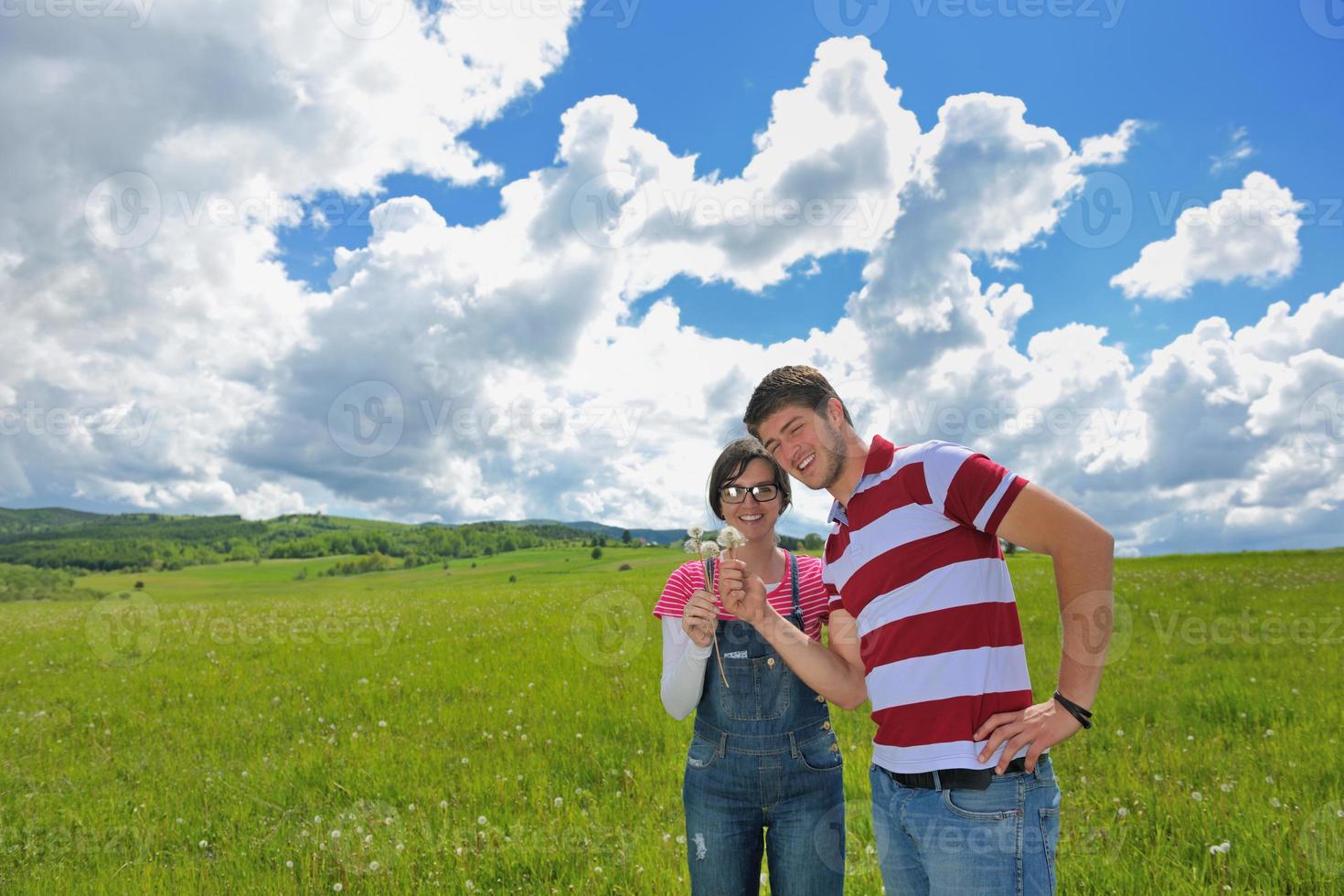 retrato de casal jovem romântico sorrindo juntos ao ar livre foto