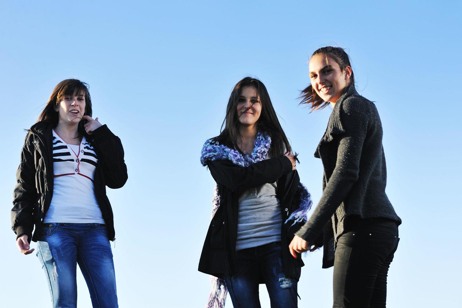 grupo de adolescentes se diverte ao ar livre foto