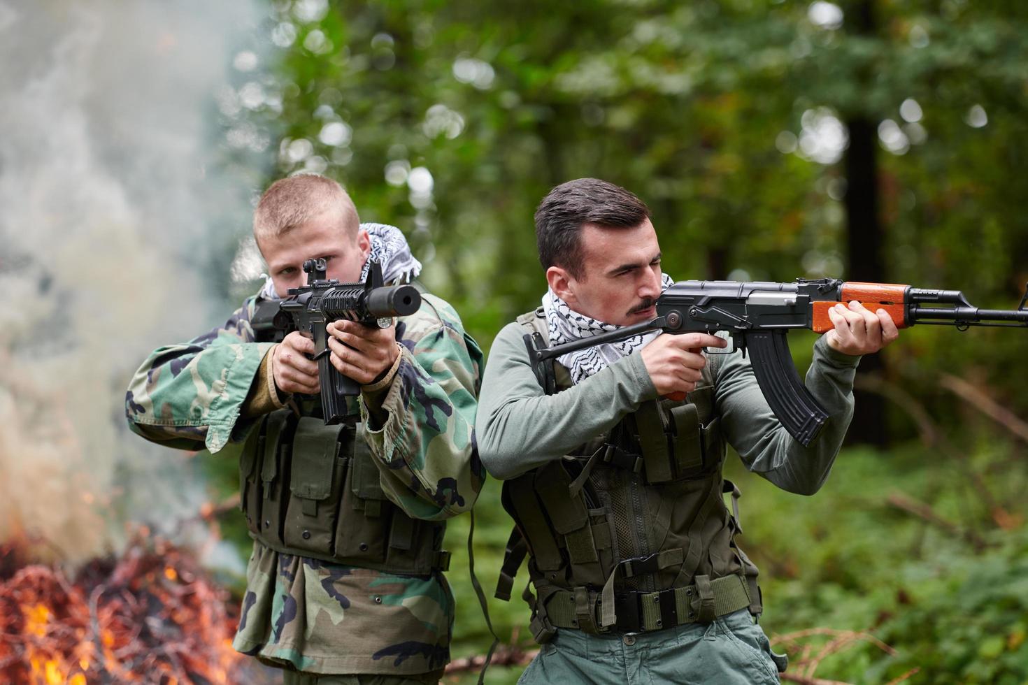 militar em campo foto