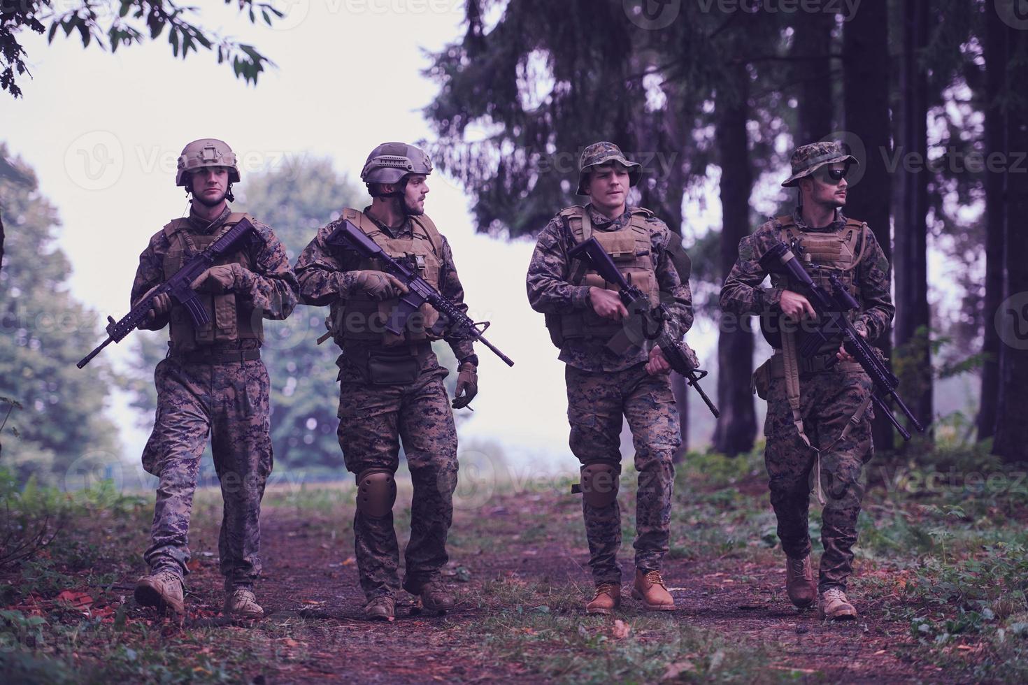 soldados militares em campo foto