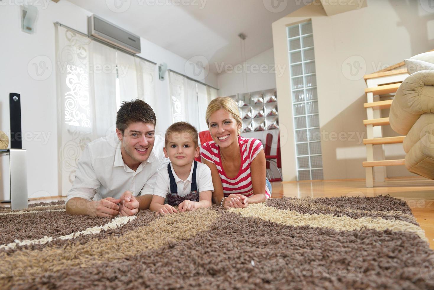 família em casa foto