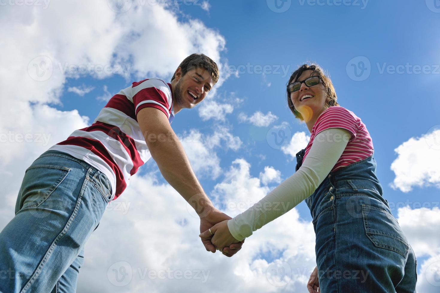 retrato de casal jovem romântico sorrindo juntos ao ar livre foto