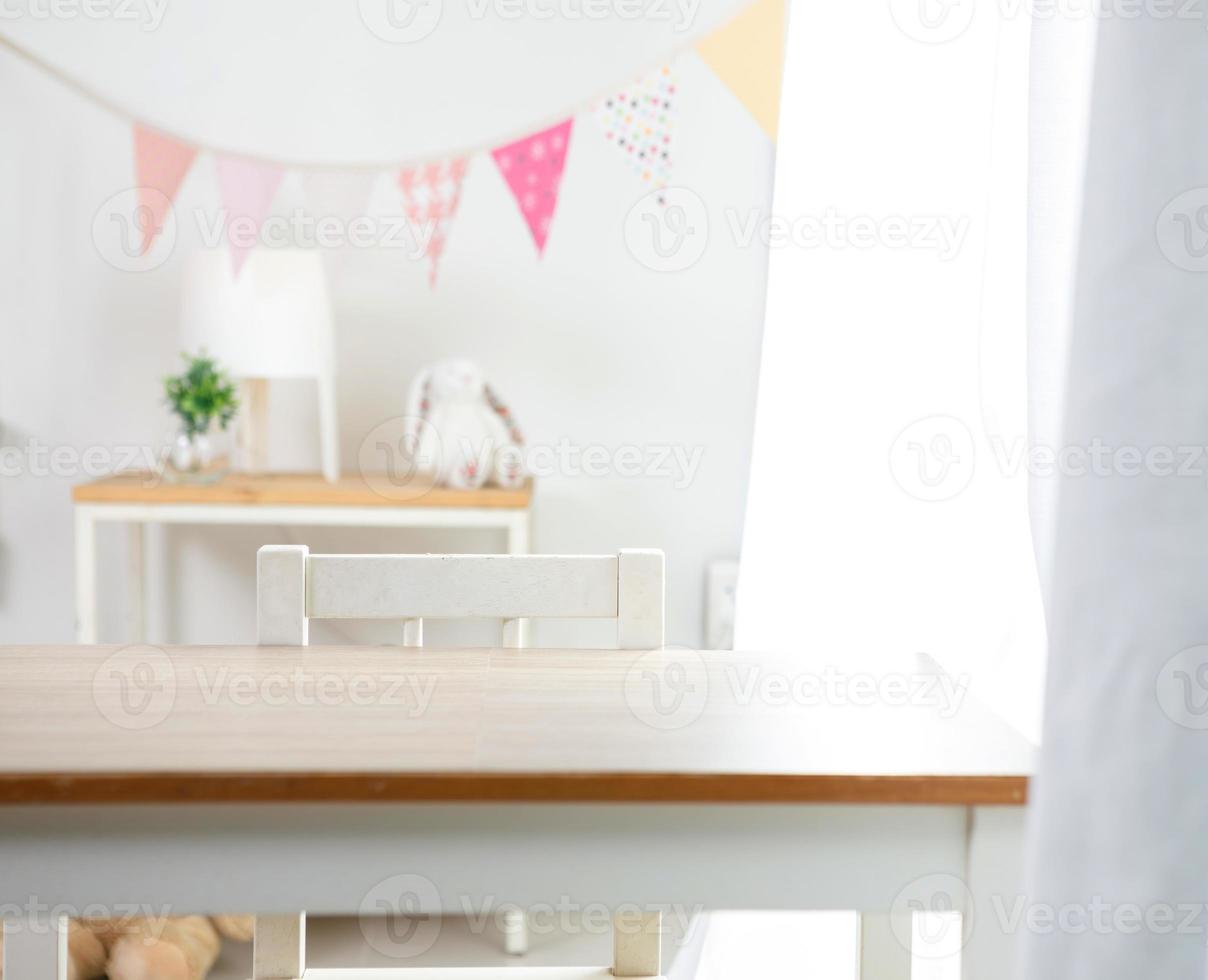 sala minimalista e colorida positiva para crianças e adolescentes, conceito educacional para crianças em idade escolar. sala de jogos decorrative para criança em casa. foto