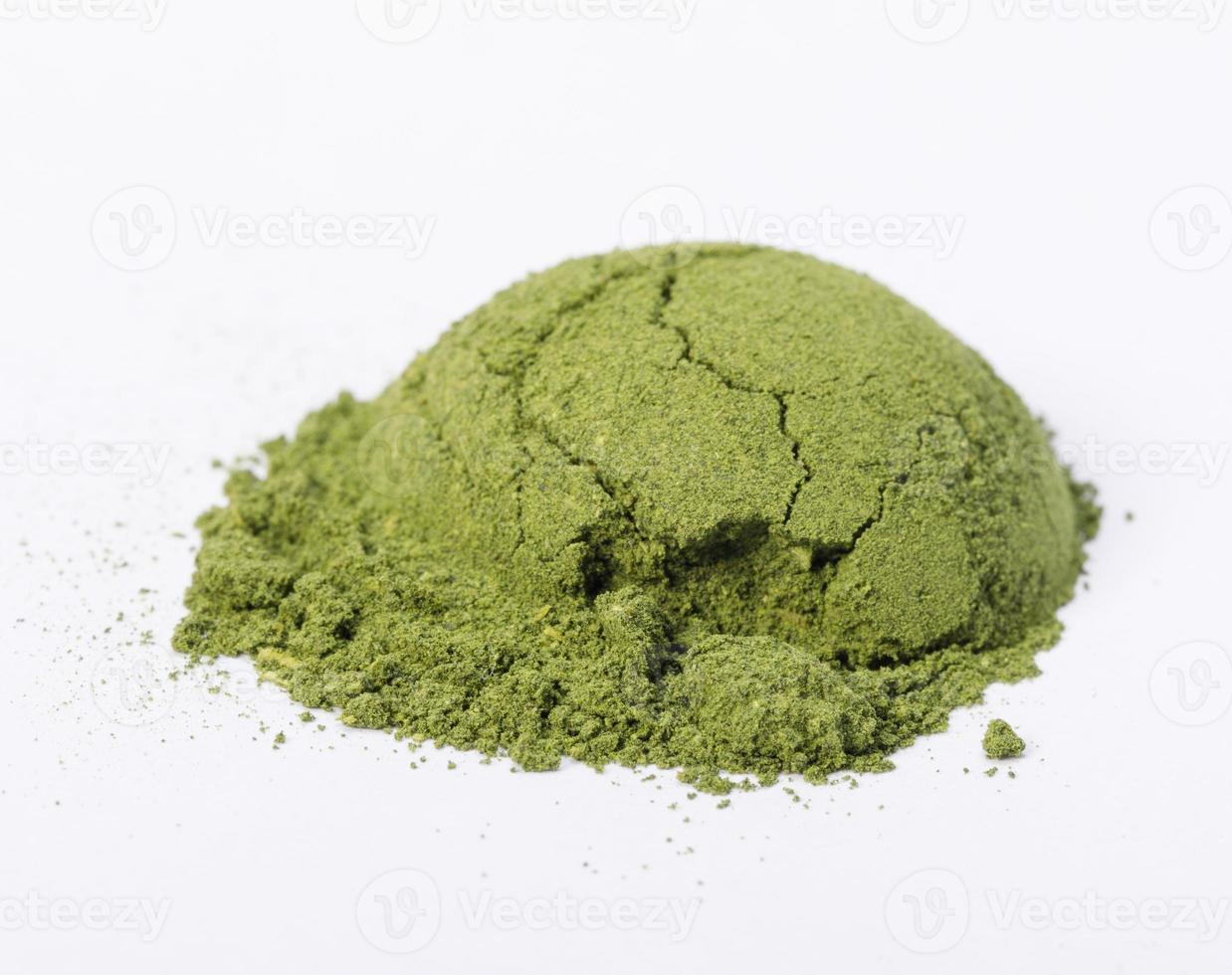 pilha de pó de chá verde matcha isolado no fundo branco, produto orgânico da natureza para saudável com estilo tradicional foto