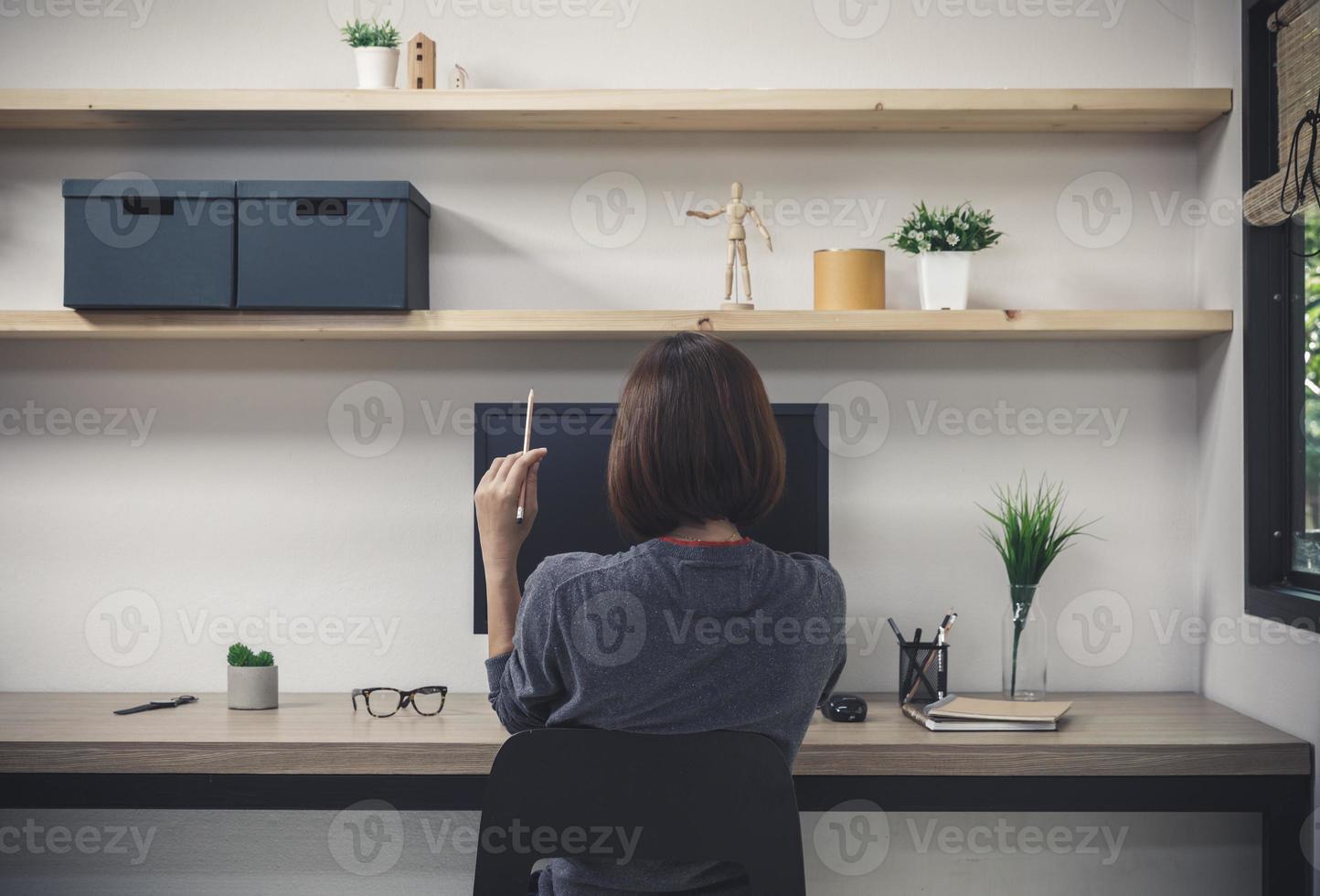 jovem freelancer com computador na sala, mulher trabalhando na mesa, artista freelance foto