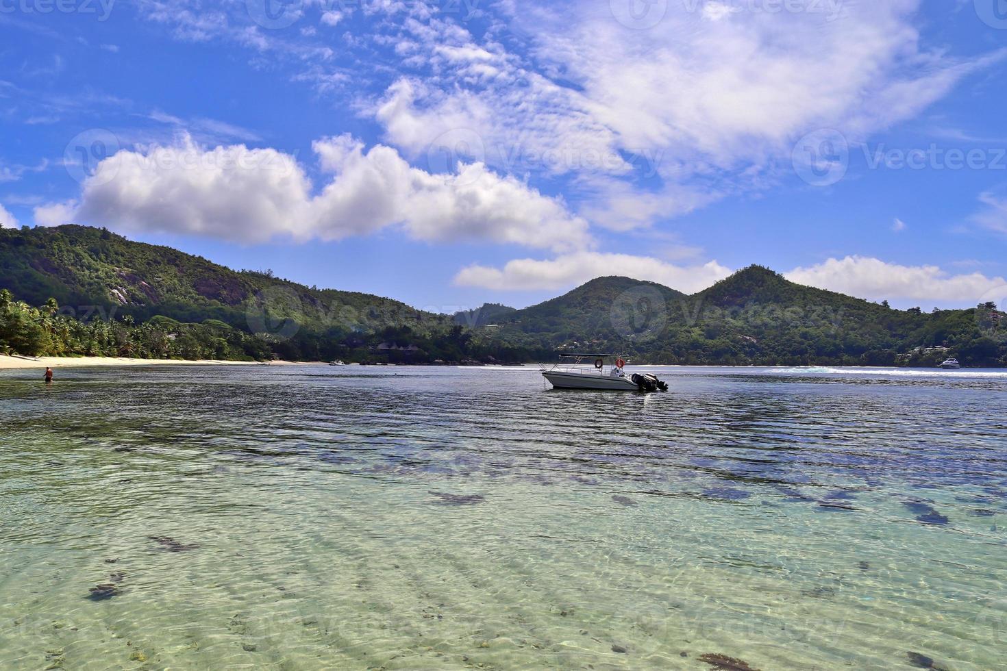 dia ensolarado vista para a praia nas ilhas paradisíacas seychelles foto