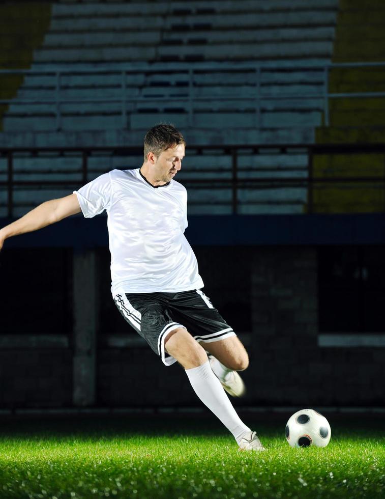 jogador de futebol em ação foto