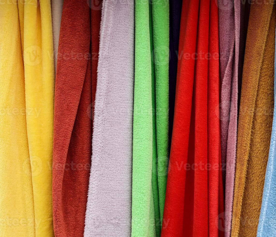 vista detalhada de perto em amostras de tecidos e tecidos em cores diferentes encontradas em um mercado de tecidos foto