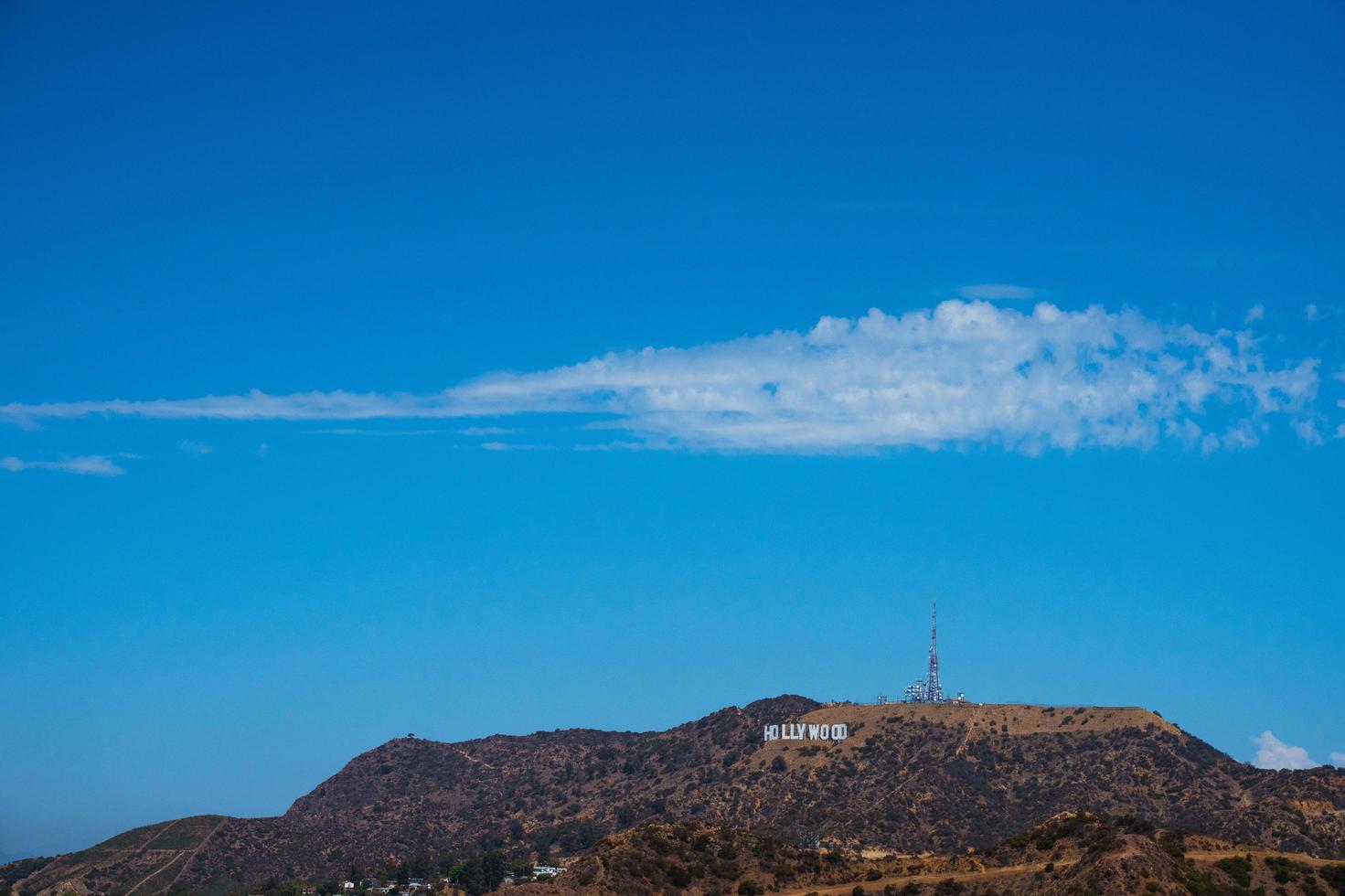 los angeles, eua - julho de 2022 sinal de hollywood sob o céu azul na califórnia foto