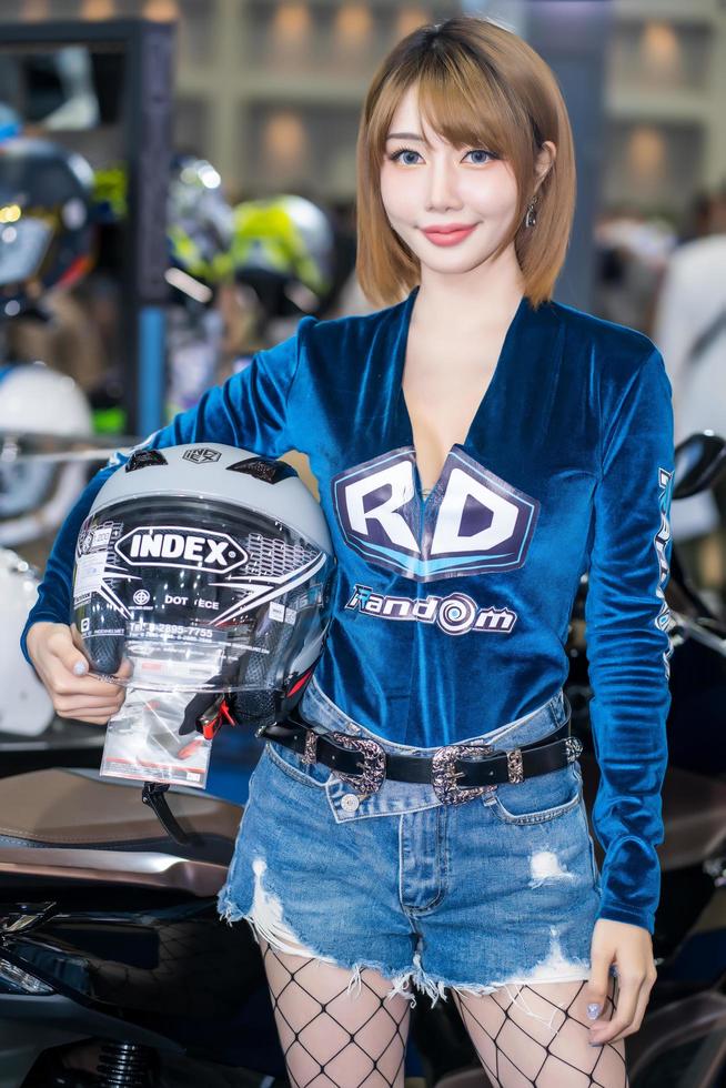 nonthaburi, tailândia - 27 de março de 2021 modelo não identificado posa com um carro no 42º Salão Internacional do Automóvel de Bangkok 2021 na arena de impacto foto