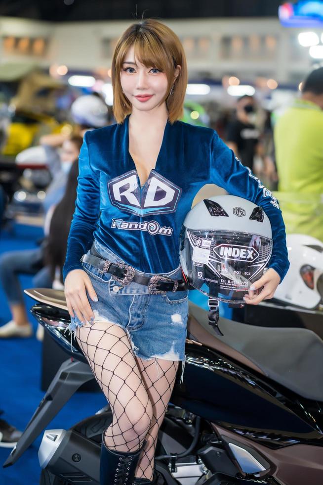 nonthaburi, tailândia - 27 de março de 2021 modelo não identificado posa com um carro no 42º Salão Internacional do Automóvel de Bangkok 2021 na arena de impacto foto