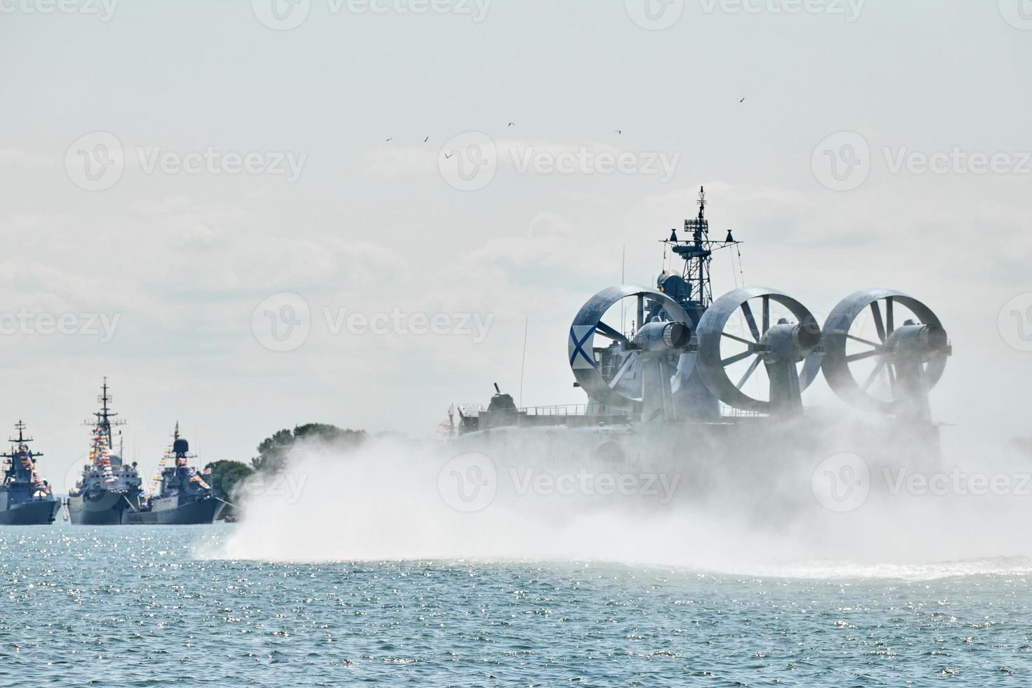 hovercraft de almofada de ar de desembarque voando acima da água, almofada de ar navegando espirrando água do mar foto