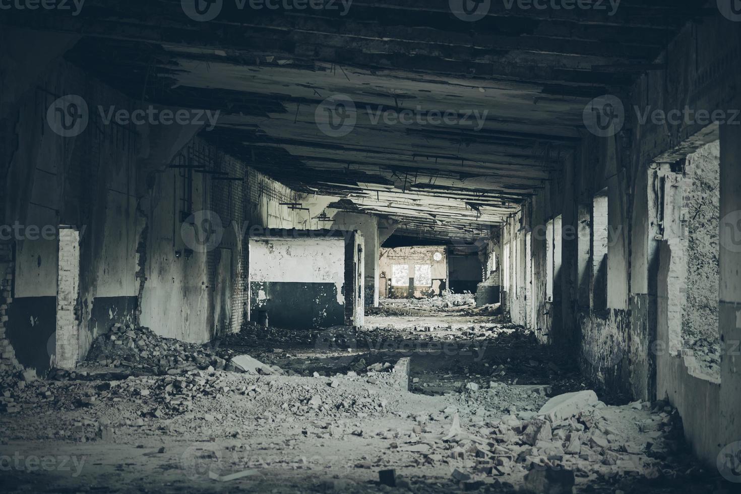 interior de edifício abandonado, ruínas de fábrica industrial, corredor escuro assustador assustador, cena de horror foto