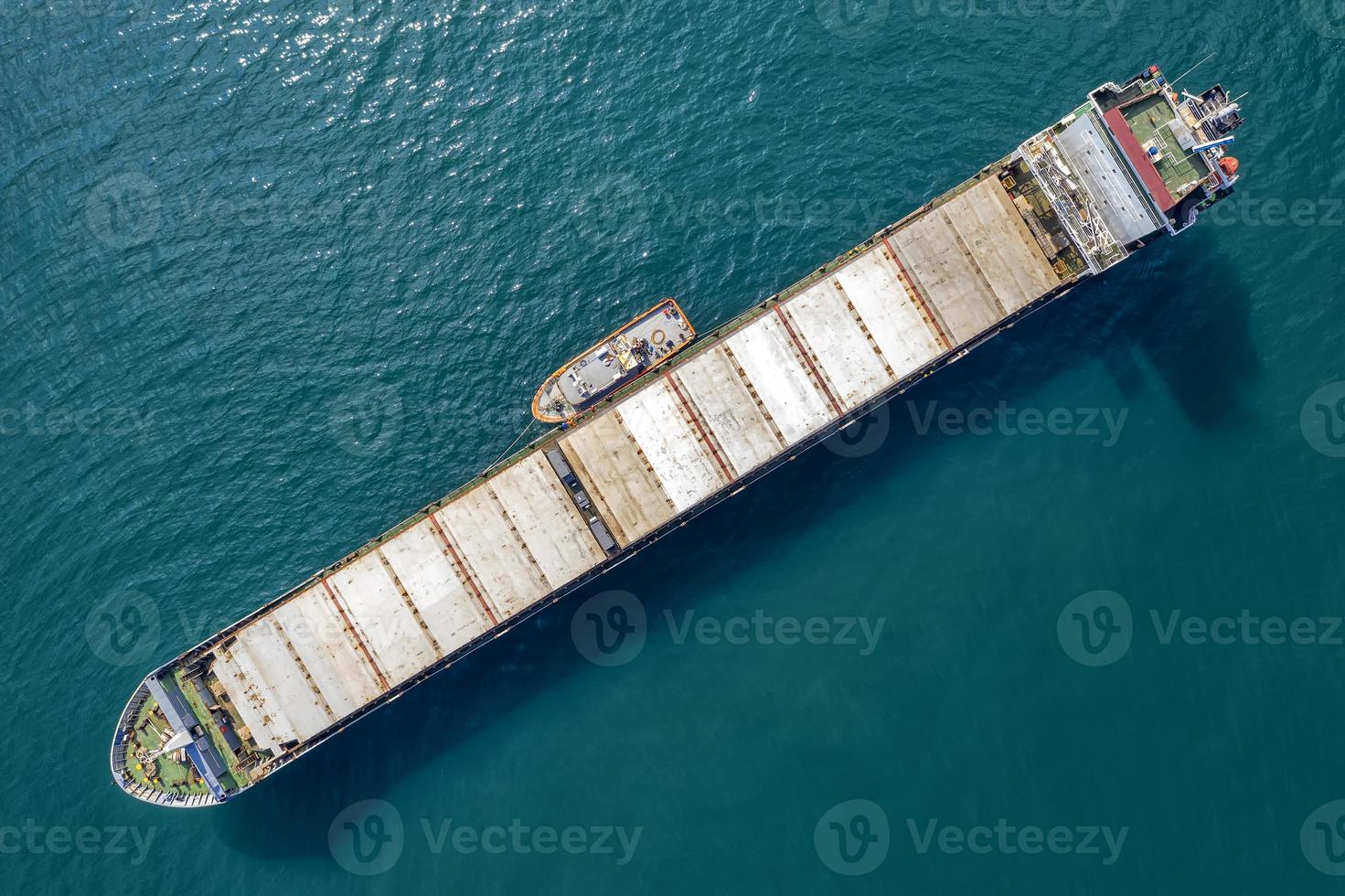 grande navio vazio no mar. vista aérea superior da vela de importação-exportação de navio de carga. foto