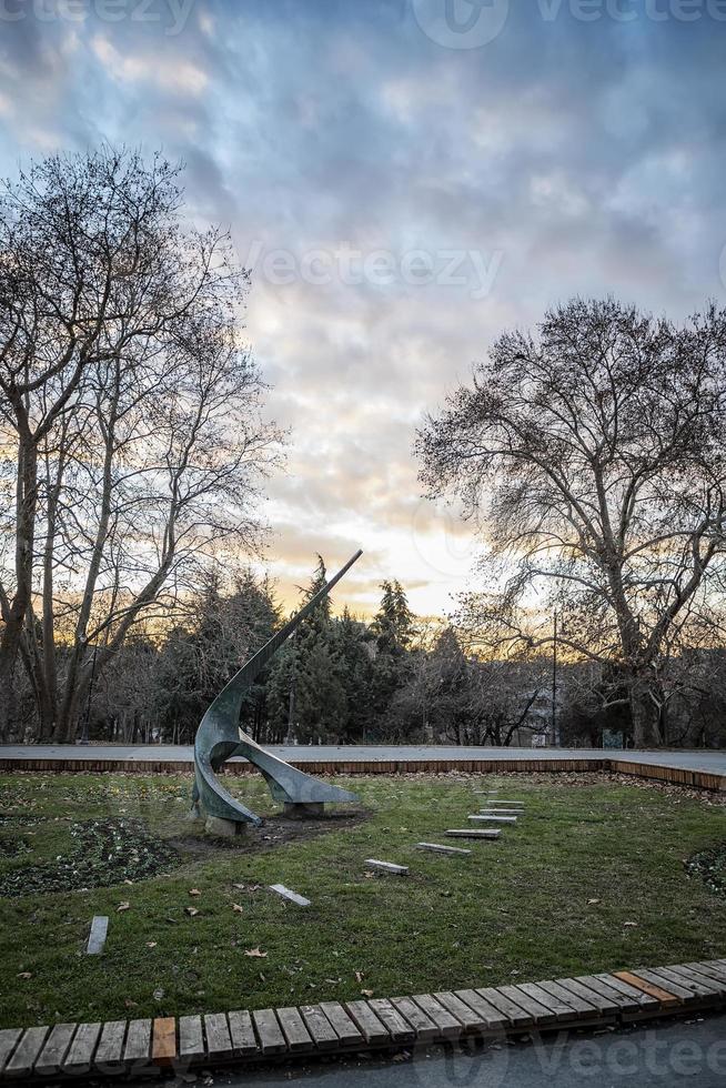 relógio de sol no jardim do mar em varna, bulgária. visão vertical foto