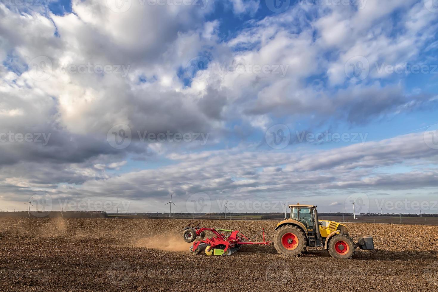 o trator prepara o terreno para semear e cultivar. conceito de agricultura e agronomia. foto