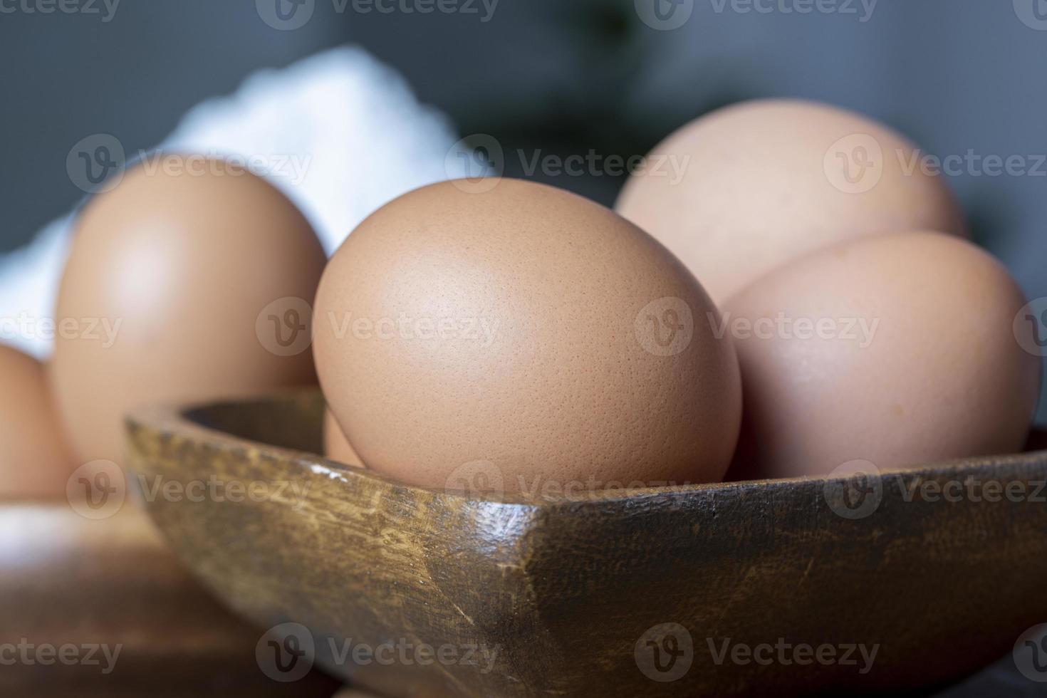 ovos de galinha em cima da mesa foto
