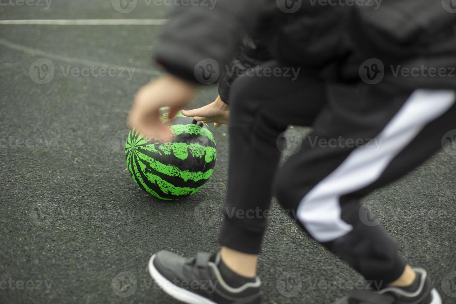 relé para crianças. jogos de desporto. crianças rolam carne no playground. diversão no verão. foto