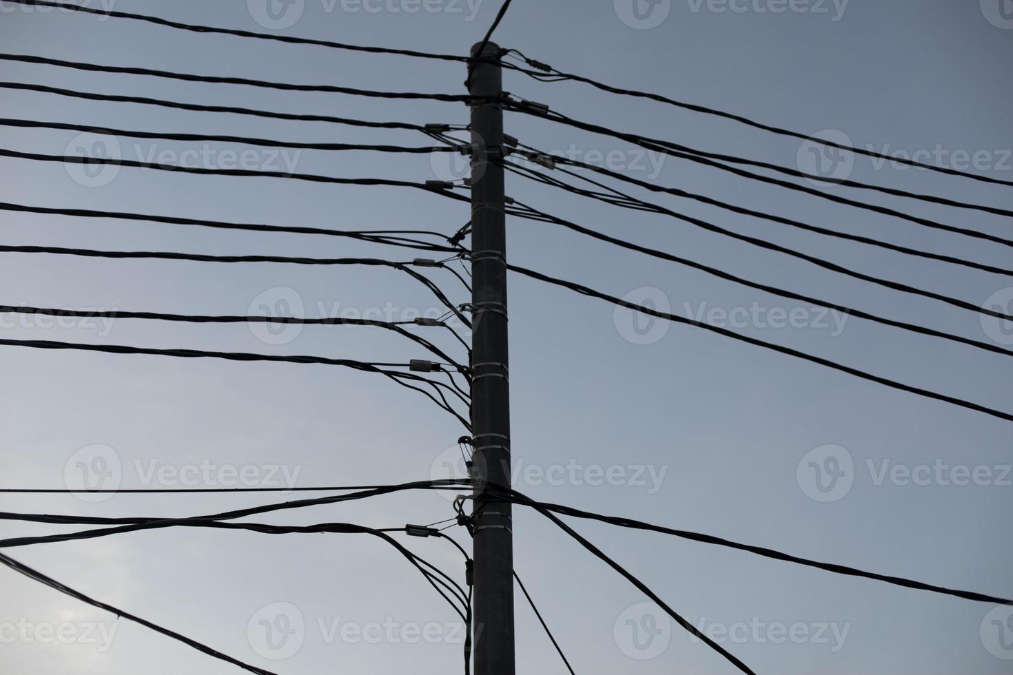 fios contra o céu. muitos fios elétricos. foto