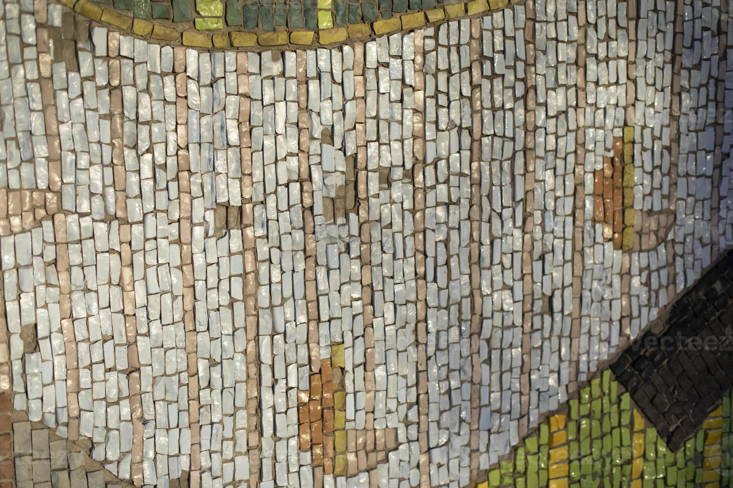 azulejos na parede. telha de mosaico. padrão de cacos de pedra colorida. foto