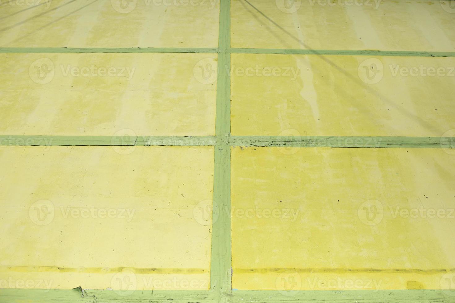 células amarelas e linhas verdes. parede é pintada. estrutura é feita de retângulos. foto
